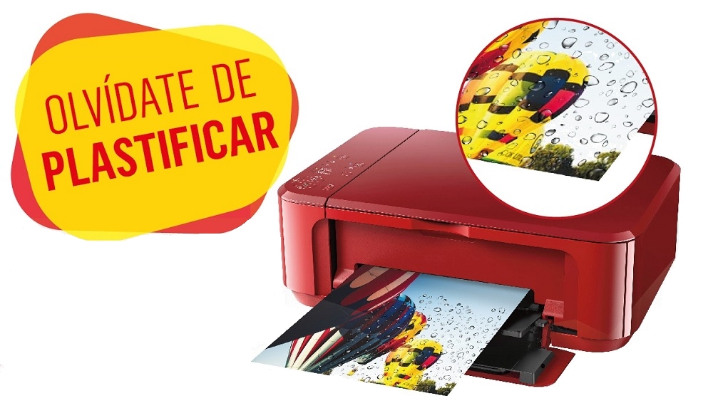 Papel plástico imprimible Paperplast saliendo de una impresora láser